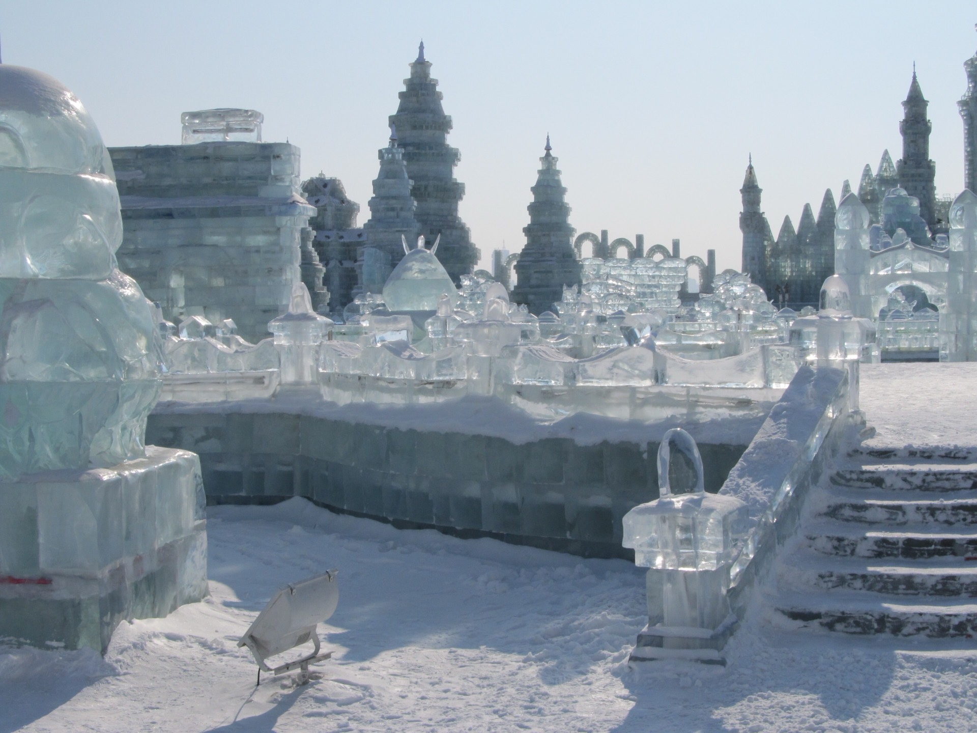 哈尔滨冰雪大世界,晶莹剔透的冰雕城堡